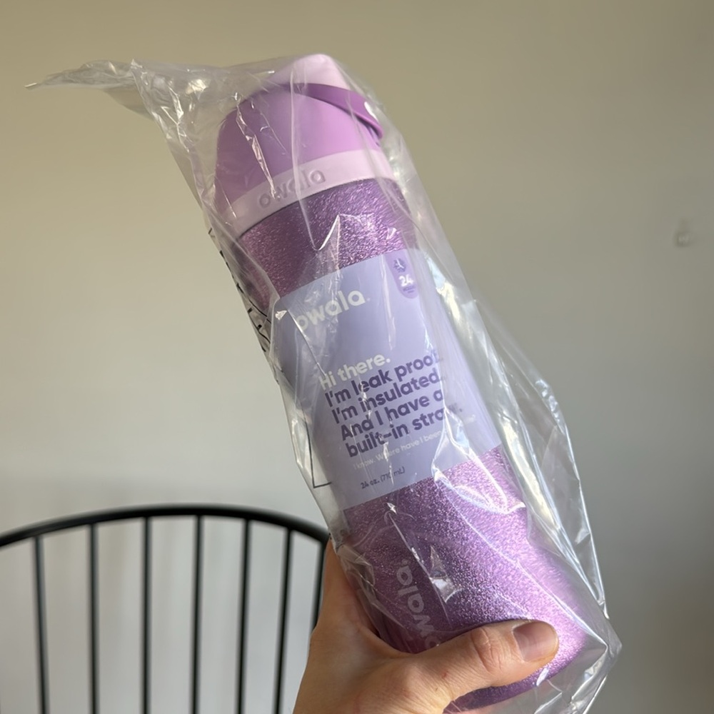 NWT Owala Eggstra 24 oz water bottle
